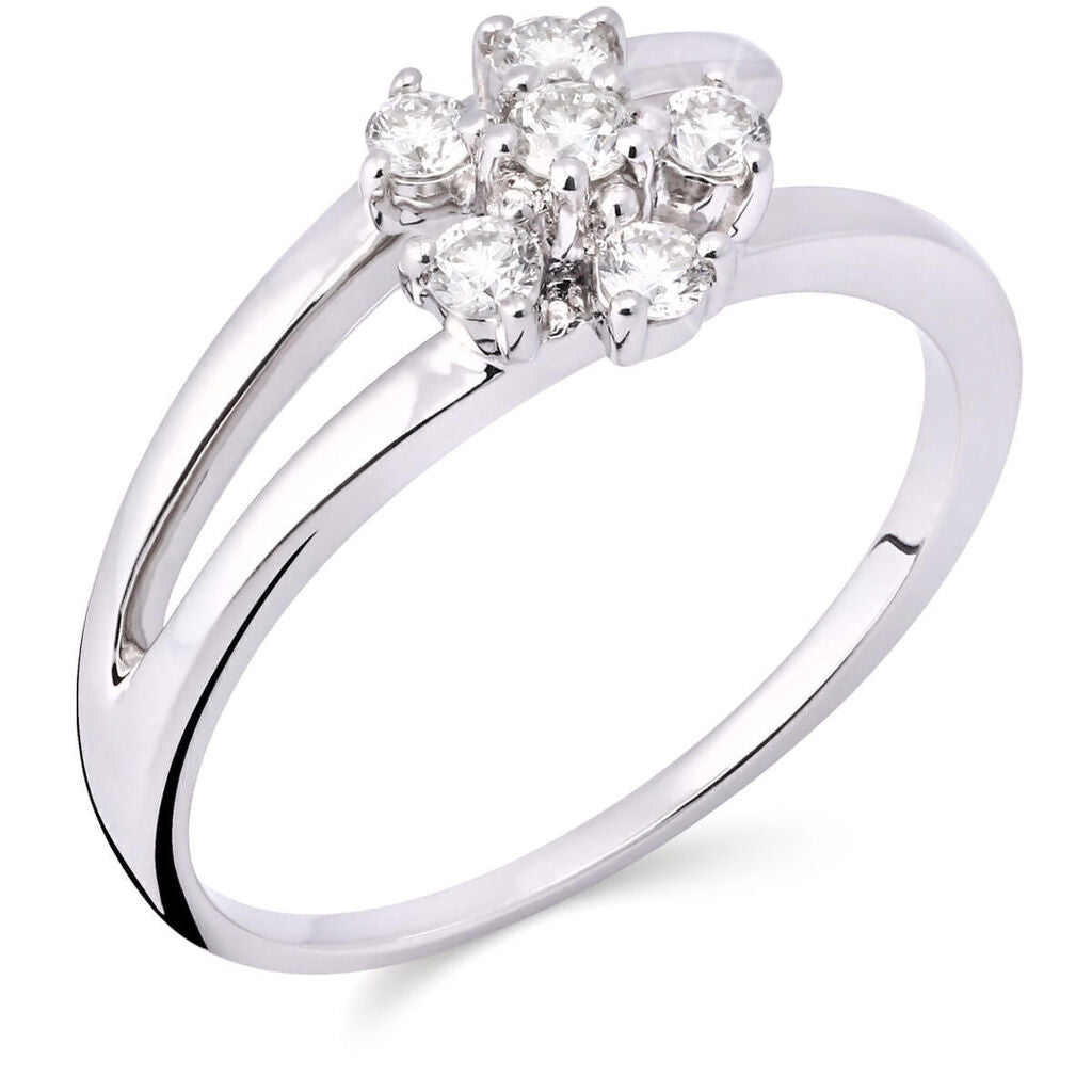 Anel floral em ouro branco 18k com diamantes sobre fundo branco