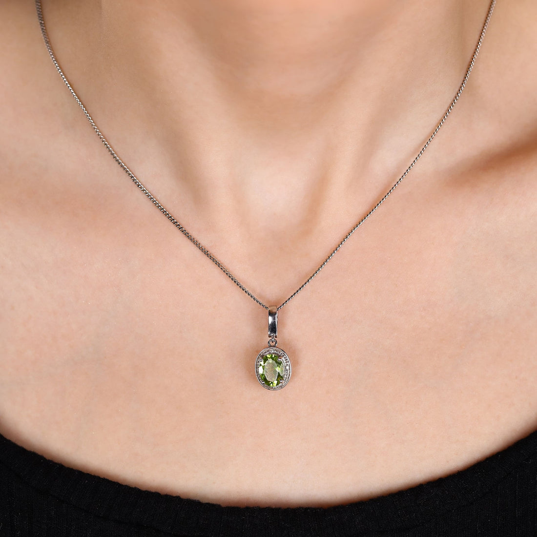 Pingente em Prata 925 com Peridoto e 4 Diamantes
