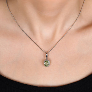 Pingente em Prata 925 com Peridoto e 4 Diamantes