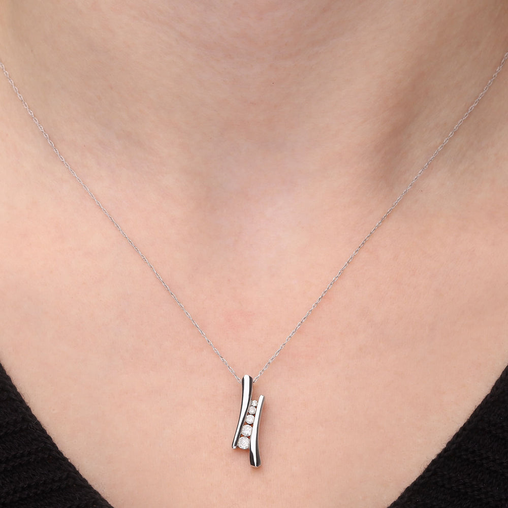 107417-Pingente de Ouro Branco com Diamantes