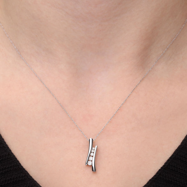 107417-Pingente de Ouro Branco com Diamantes
