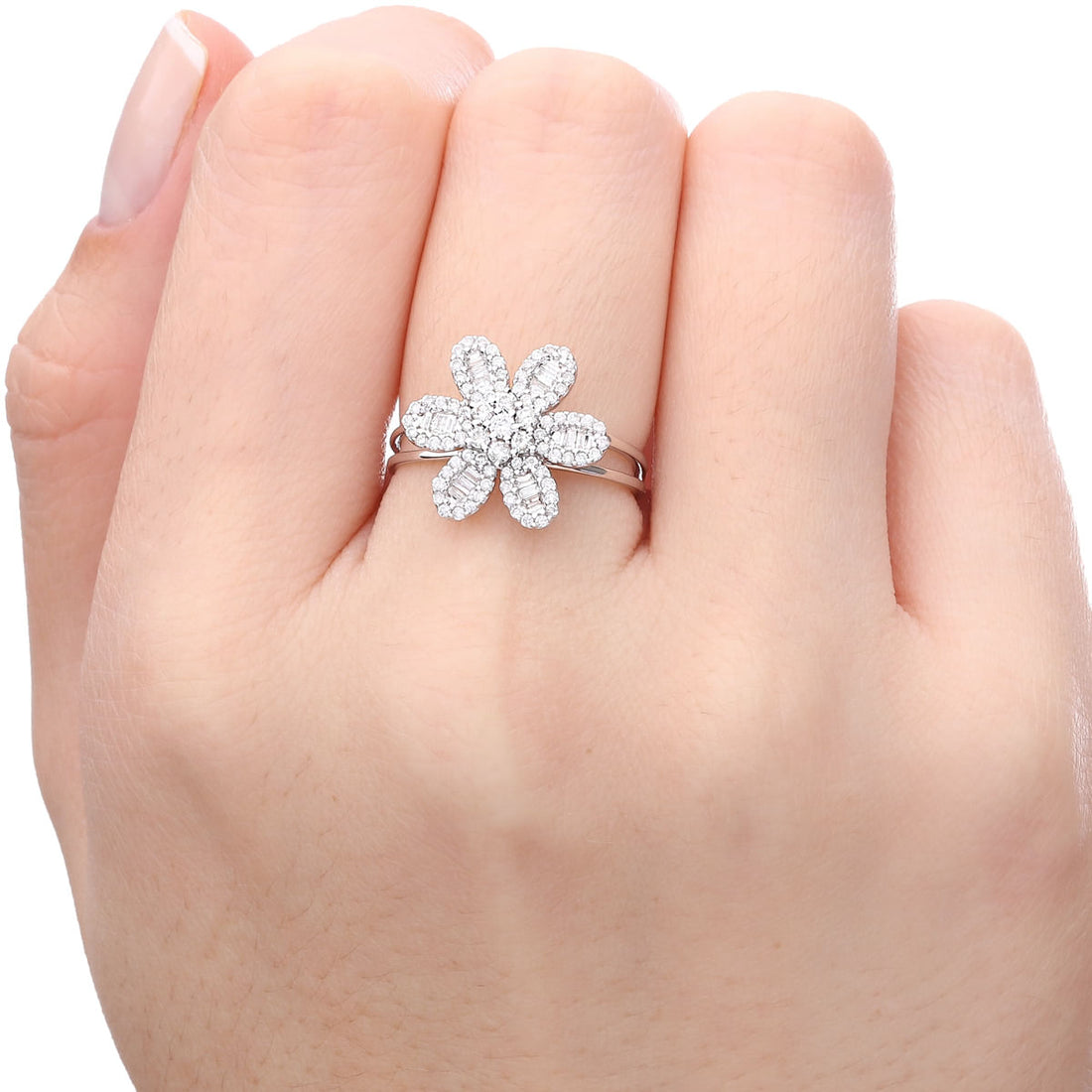 Anel em Ouro Branco Flor com Diamantes