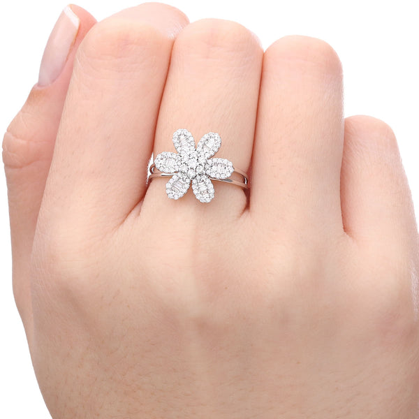 108447-Anel em Ouro Branco Flor com Diamantes