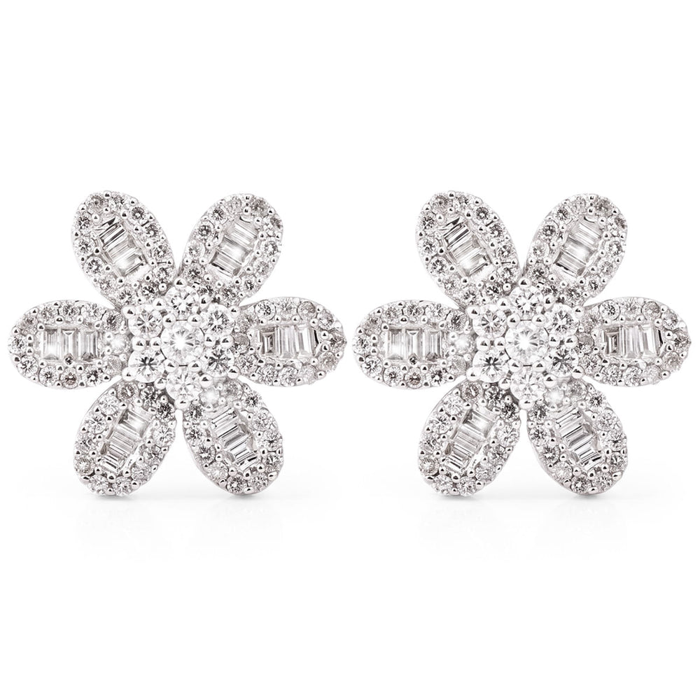 108448 - Par de Brinco em Ouro Branco Florzinha com Diamantes Aprox. 1,12 cts