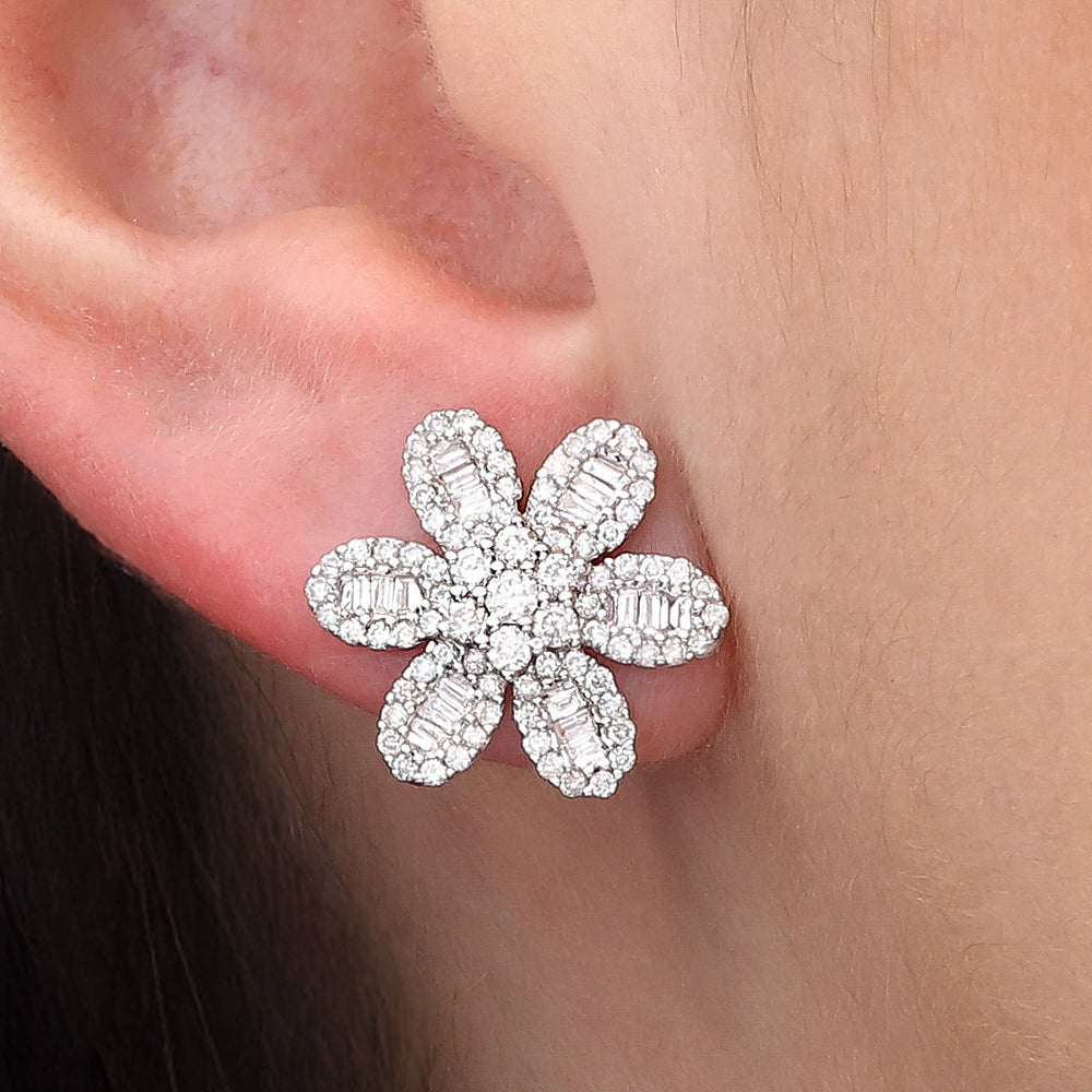 108448 - Par de Brinco em Ouro Branco Florzinha com Diamantes Aprox. 1,12 cts