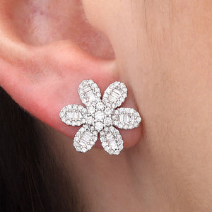 108448 - Par de Brinco em Ouro Branco Florzinha com Diamantes Aprox. 1,12 cts