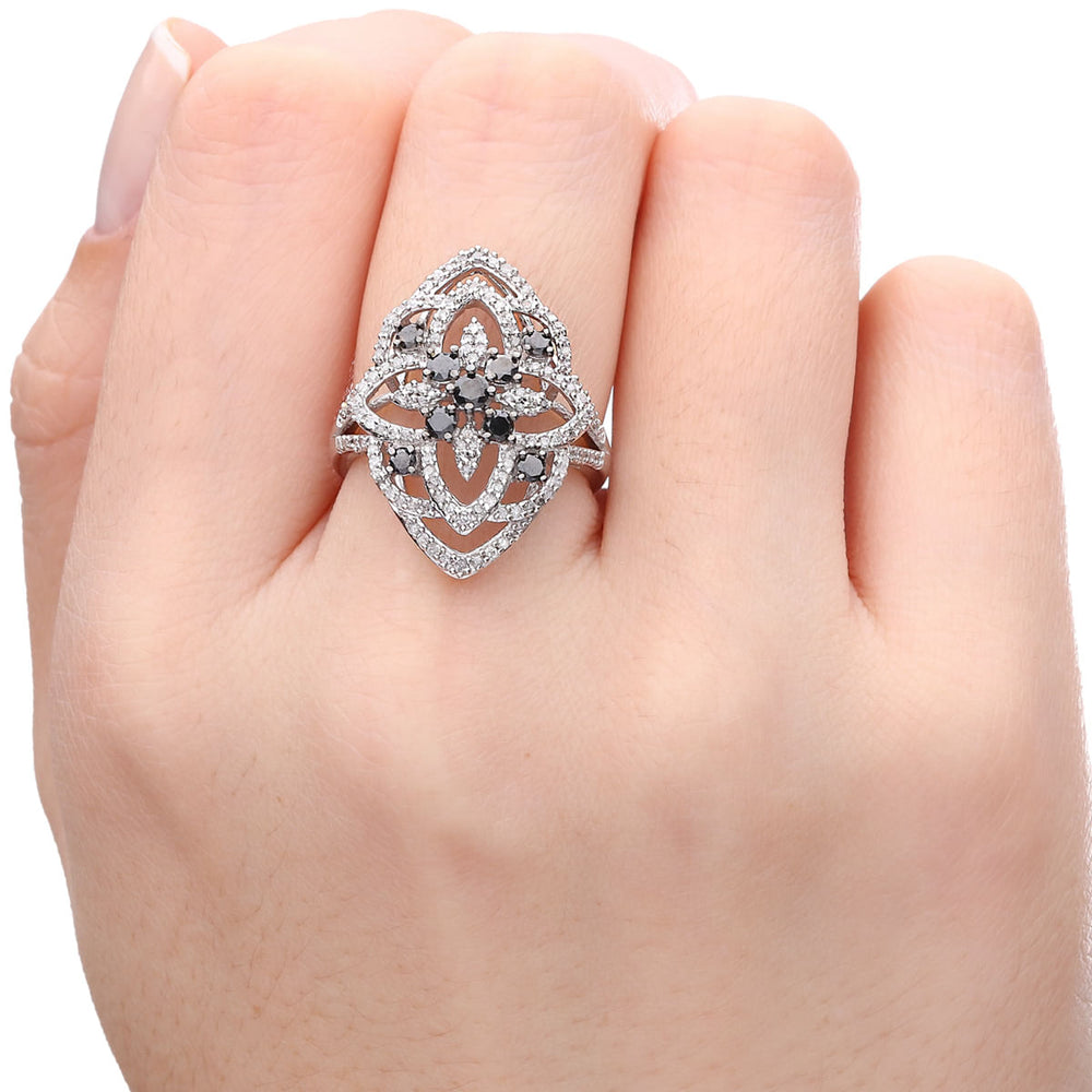110167 - Anel em Ouro Branco 14k Navete com Diamantes Brancos e Negros Aprox. 1 ct