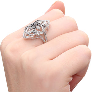110167 - Anel em Ouro Branco 14k Navete com Diamantes Brancos e Negros Aprox. 1 ct
