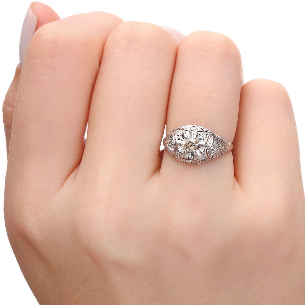 Anel em Ouro Branco com Diamante Central e aro Trabalhado com Diamantes