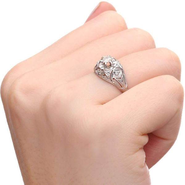 Anel em Ouro Branco com Diamante Central e aro Trabalhado com Diamantes