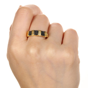 Meia Aliança de Prata com Banho de Ouro Amarelo, Diamantes Negros e Brancos Aprox. 33 pts