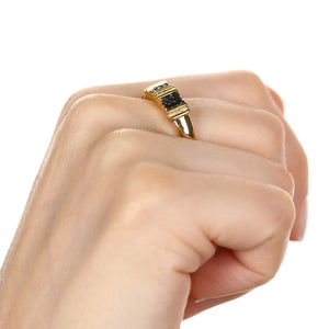 Meia Aliança de Prata com Banho de Ouro Amarelo, Diamantes Negros e Brancos Aprox. 33 pts