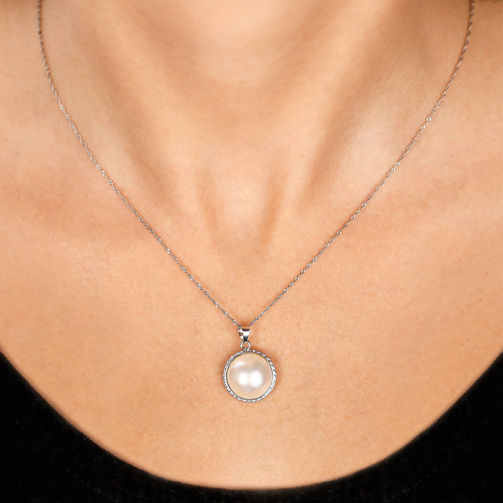 Pingente em Ouro Branco 18k com Madre Perola