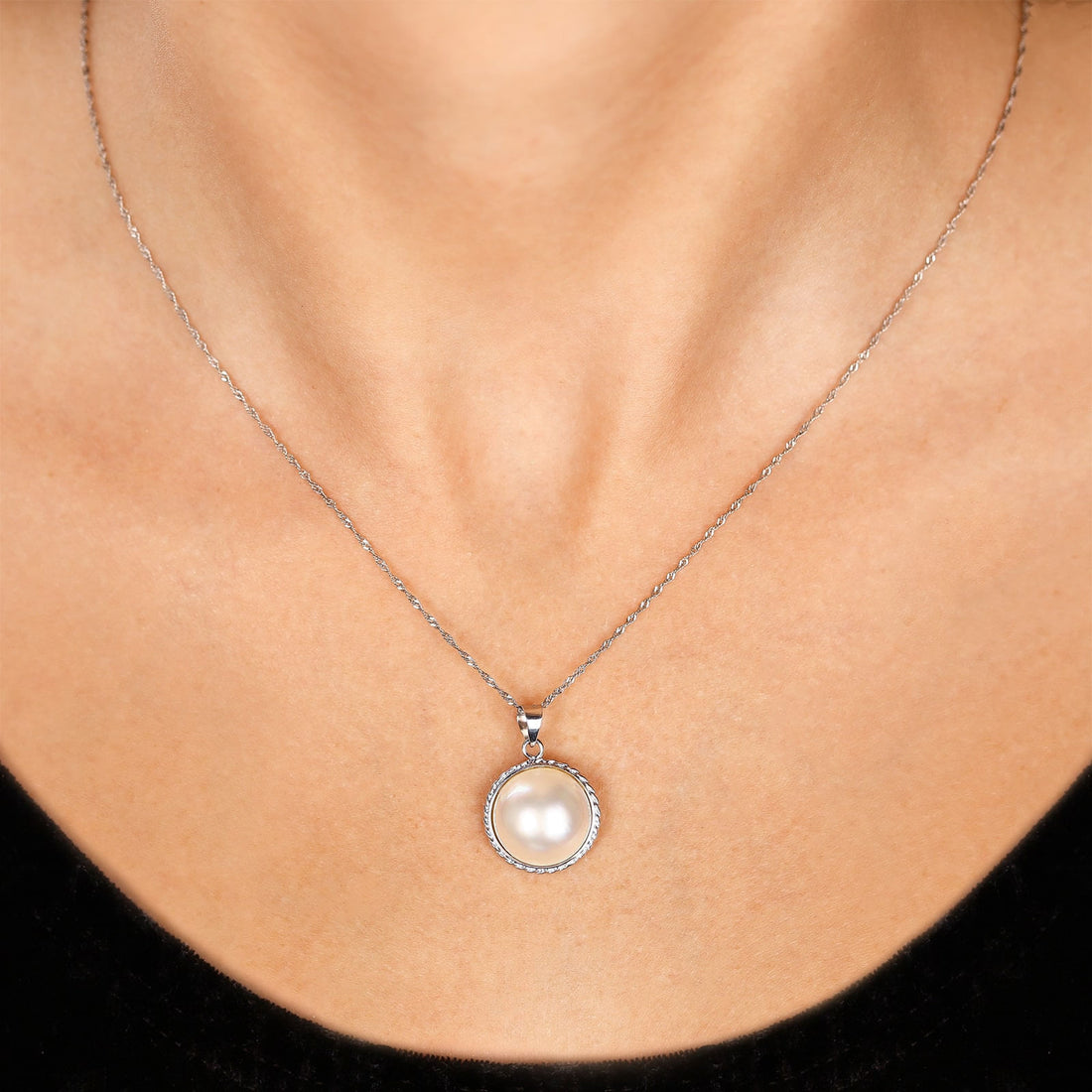 Pingente em Ouro Branco 18k com Madre Perola