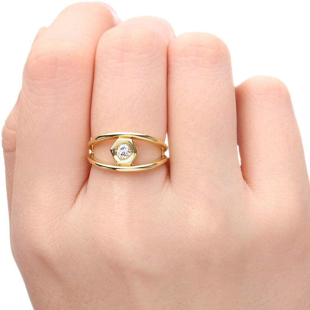Anel Solitário em Ouro Amarelo 18k Vazado com Diamante Aprox. 18 pts