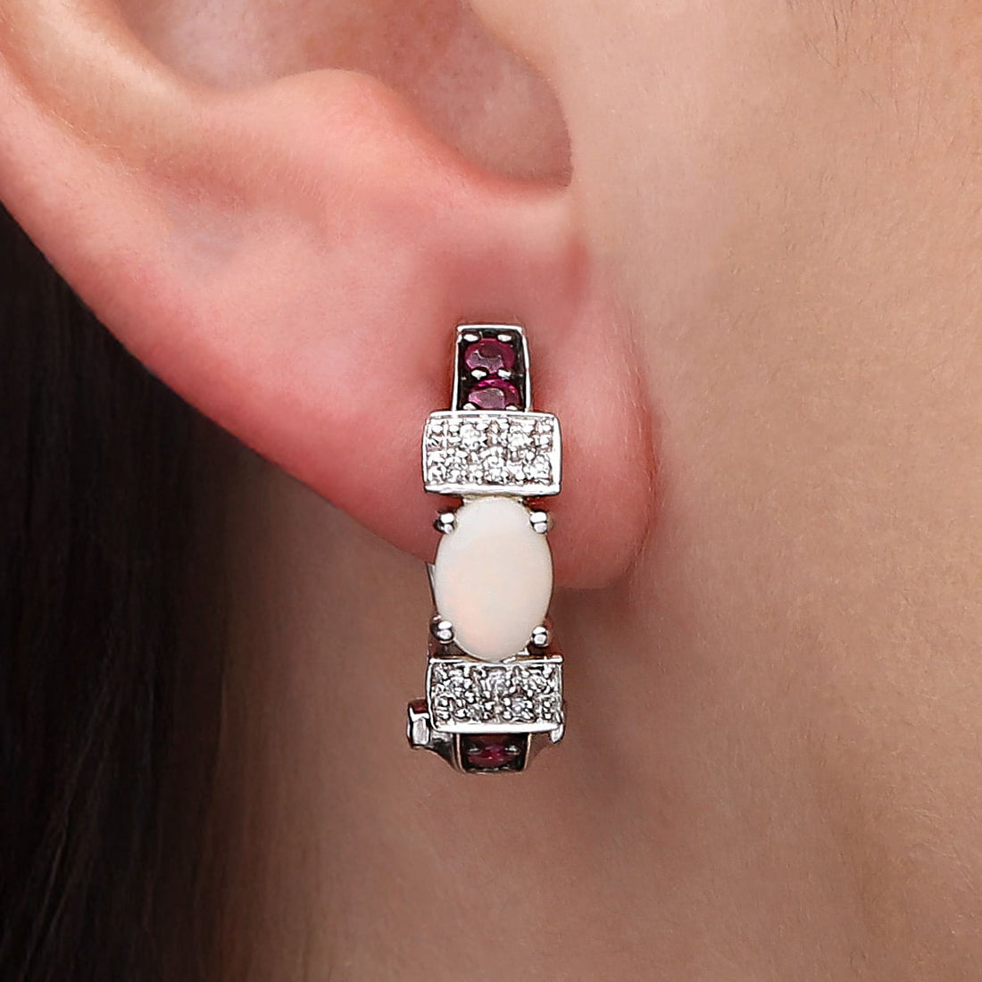 Par de Brinco em Ouro Branco 18 k Com Opalas, Rubis e Diamantes