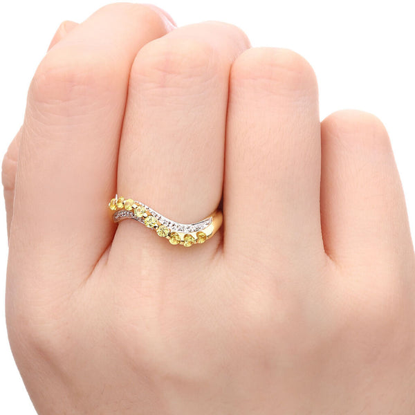 Meia Aliança em Ouro Amarelo 18k com Safiras Amarelas e Diamantes Aprox. 51 cts