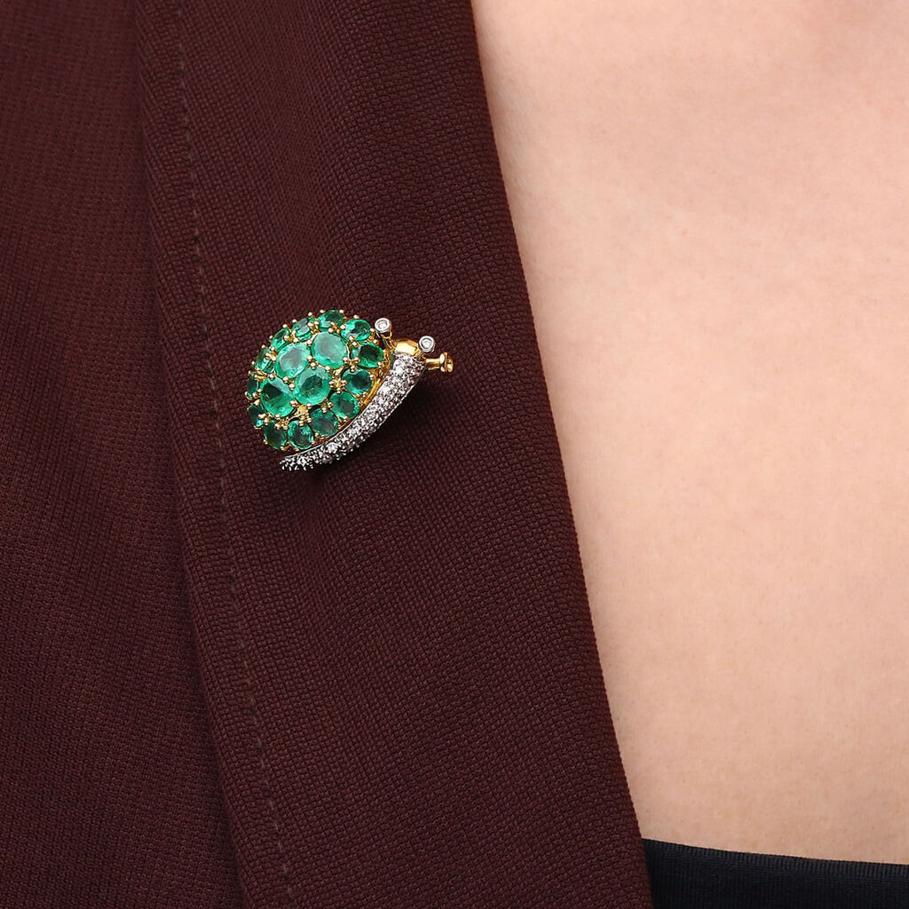 Broche Caracol em Ouro Amarelo  com Esmeraldas e Diamantes