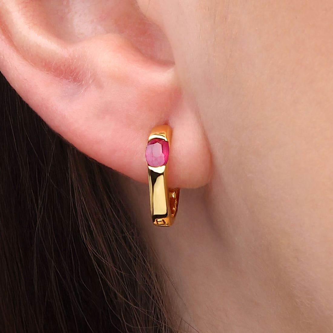 Argola em Ouro Amarelo 18k com Rubis