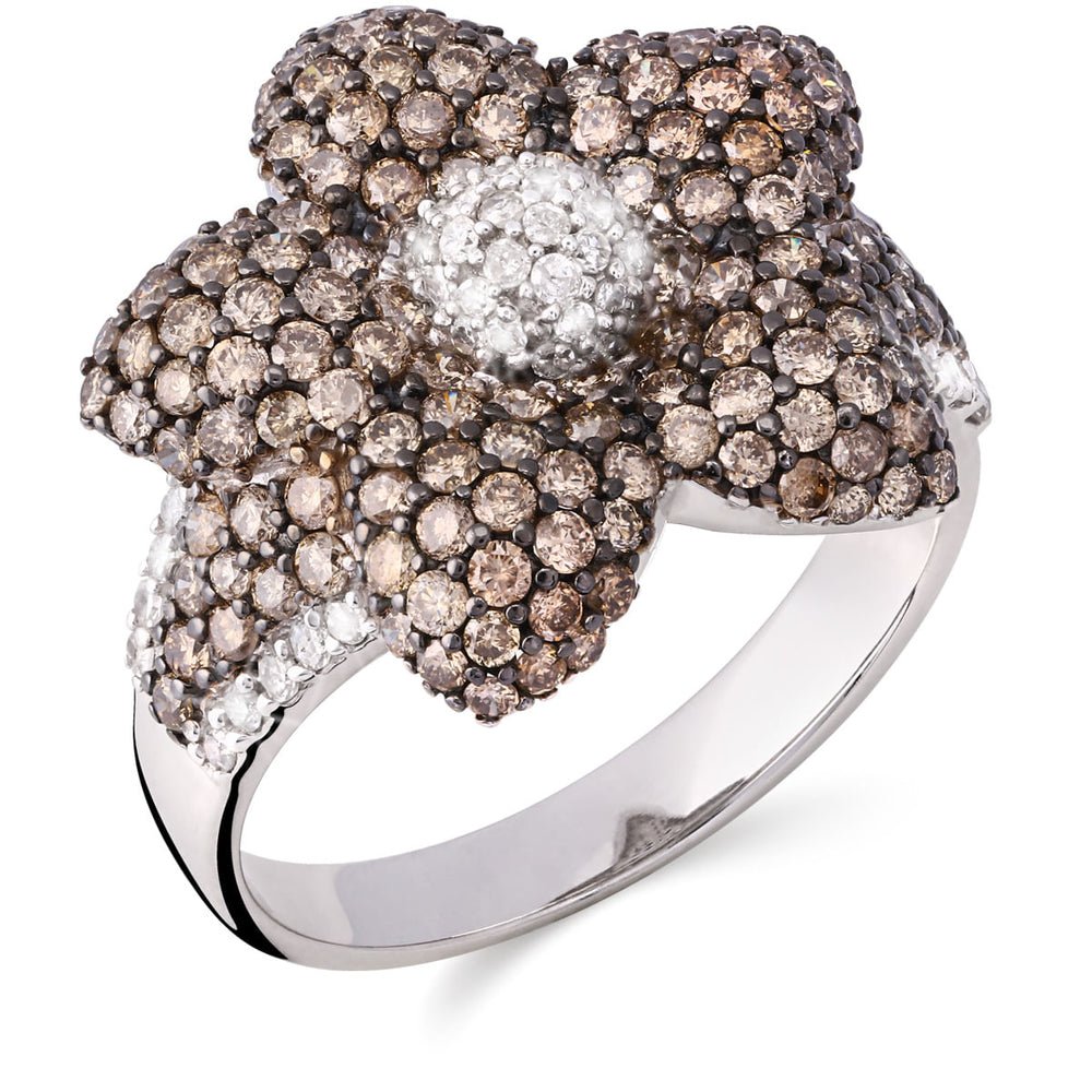 124337 - Anel em Ouro Branco 18k Flor com Diamantes Chocolates e Brancos Aprox. 2,39 cts