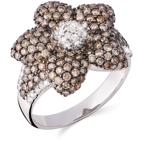 124337 - Anel em Ouro Branco 18k Flor com Diamantes Chocolates e Brancos Aprox. 2,39 cts