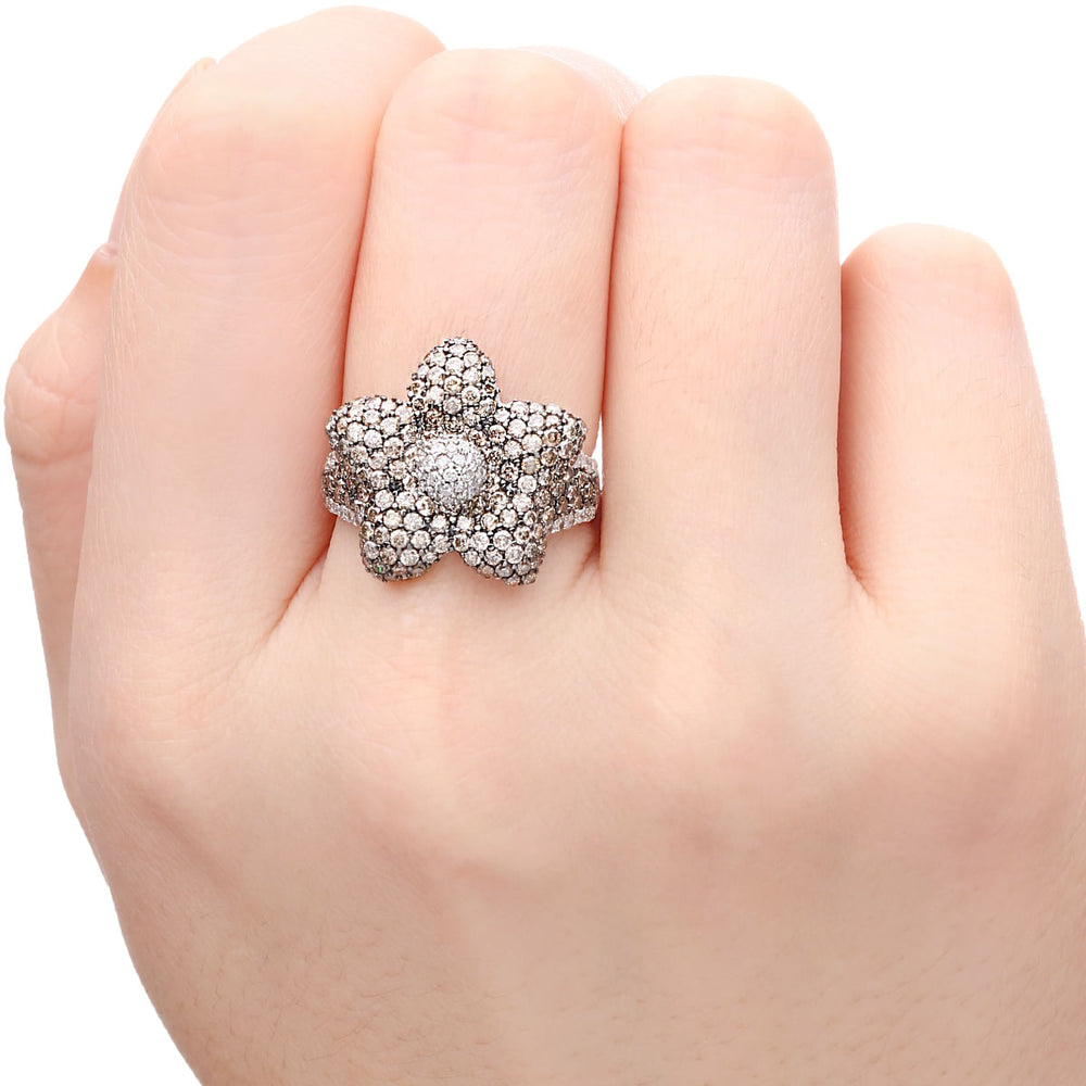 124337 - Anel em Ouro Branco 18k Flor com Diamantes Chocolates e Brancos Aprox. 2,39 cts