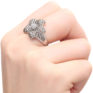 124337 - Anel em Ouro Branco 18k Flor com Diamantes Chocolates e Brancos Aprox. 2,39 cts