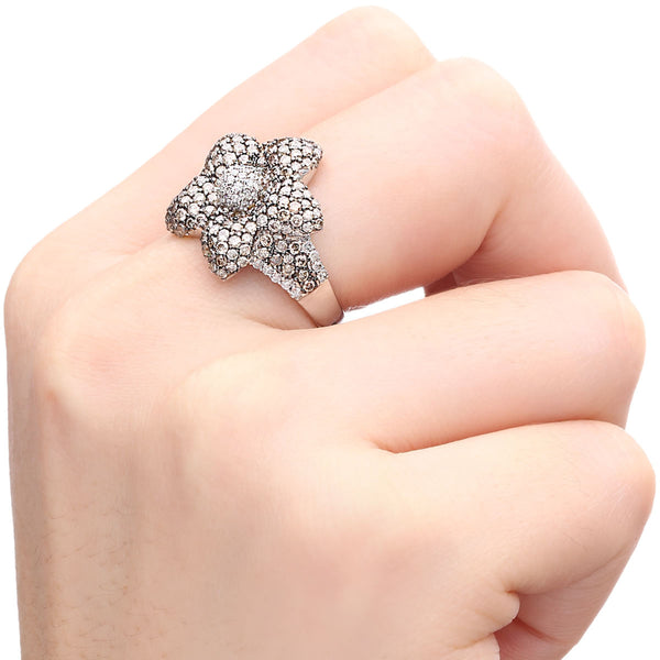 124337 - Anel em Ouro Branco 18k Flor com Diamantes Chocolates e Brancos Aprox. 2,39 cts