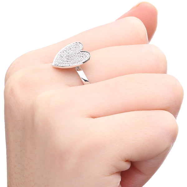 125579 - Anel em Ouro Branco 18k Coração com Diamantes