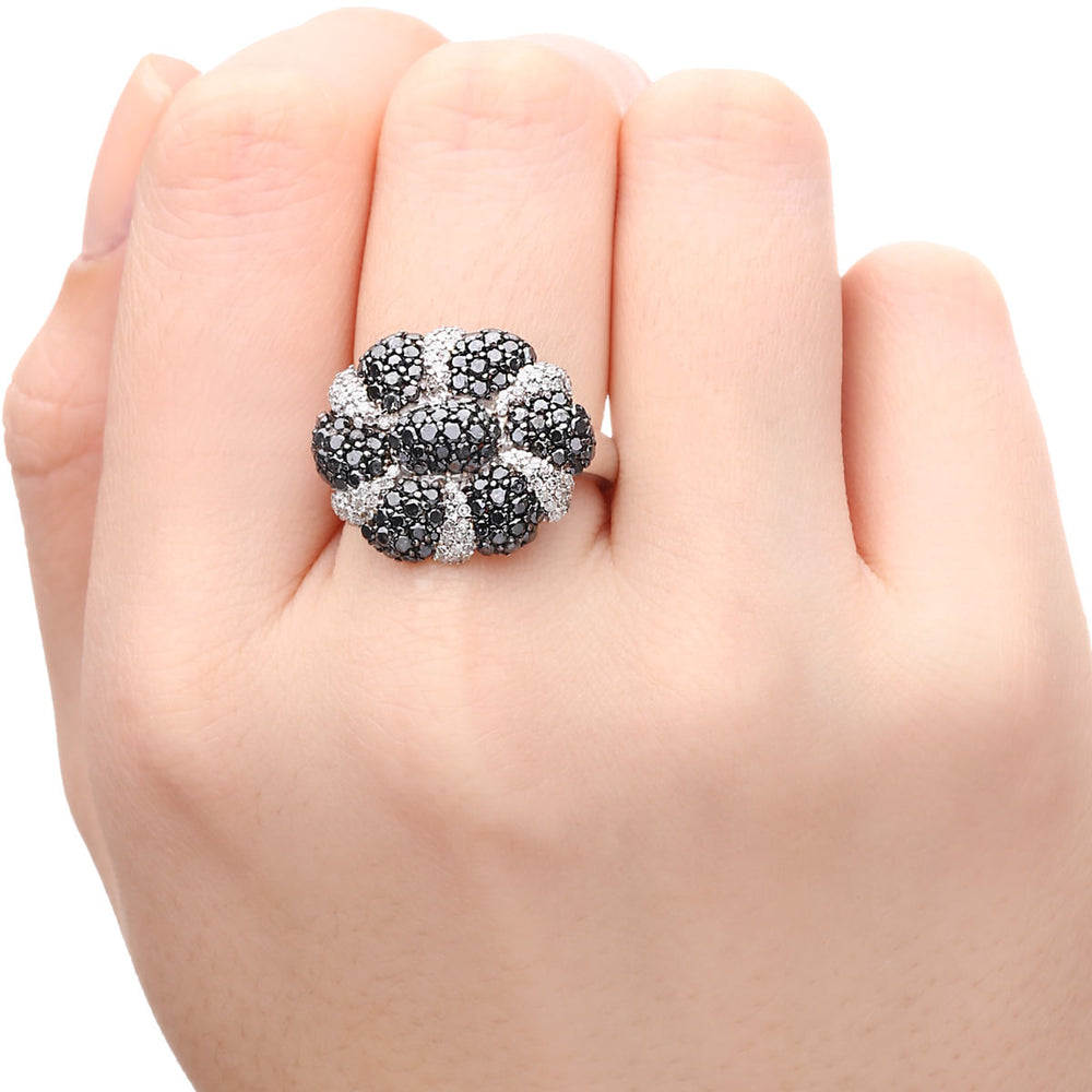 125605 - Anel em Ouro Branco 18 k Flor com Diamantes Negros e Brancos Aprox. 2,36 cts