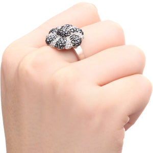 125605 - Anel em Ouro Branco 18 k Flor com Diamantes Negros e Brancos Aprox. 2,36 cts