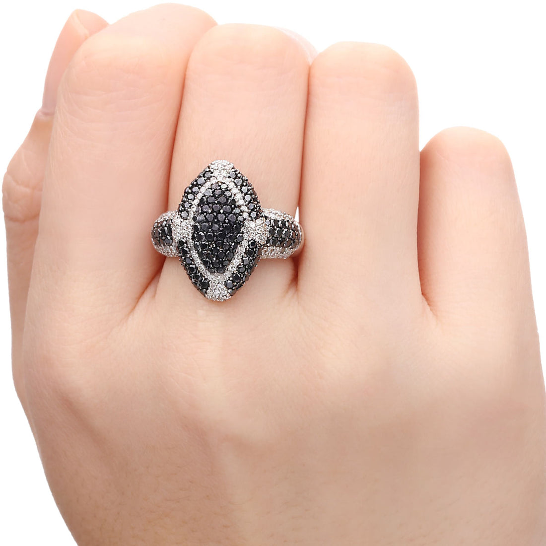 Anel em Ouro Branco 18 k com Diamantes Negros e Brancos Aprox. 2,42 cts