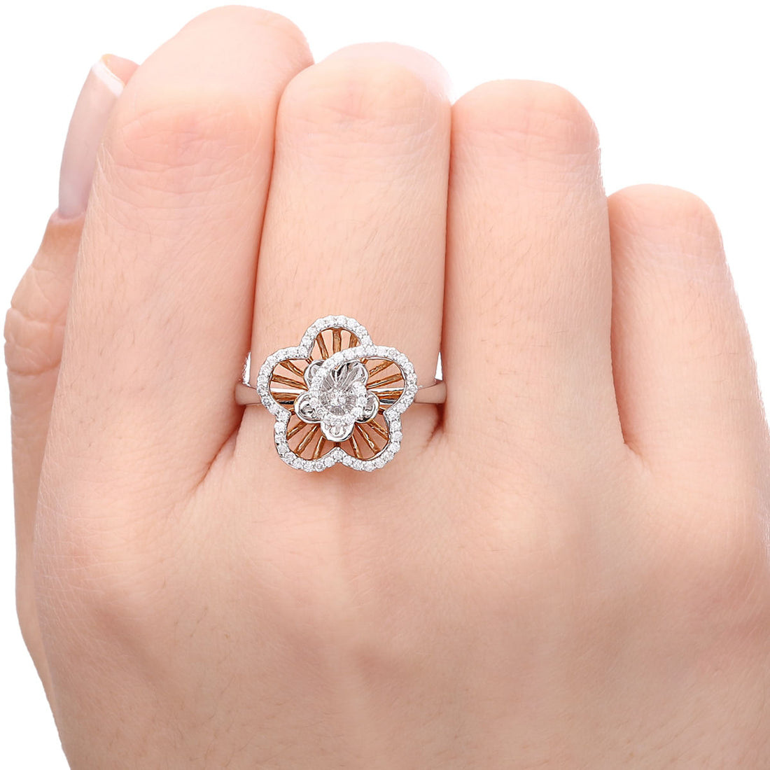 Anel em Ouro Branco  Flor  com Diamantes