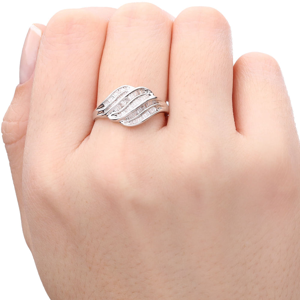 126079-Anel em Ouro Branco Modeo Onda com Diamantes