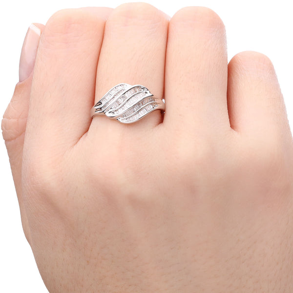 126079-Anel em Ouro Branco Modeo Onda com Diamantes