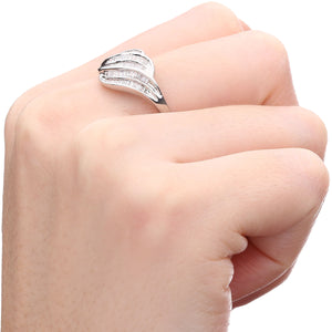 126079-Anel em Ouro Branco Modeo Onda com Diamantes