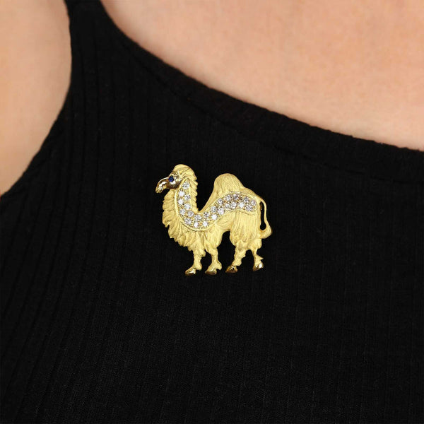 126467-Broche Linha Giovanni em Ouro Amarelo 18k Camelo com Safira e Diamantes