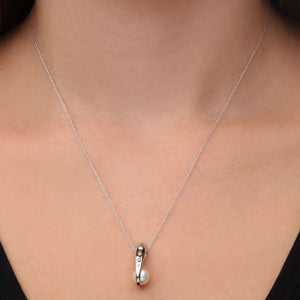 Pingente em Ouro Branco 18k com Perola e 4 Diamantes