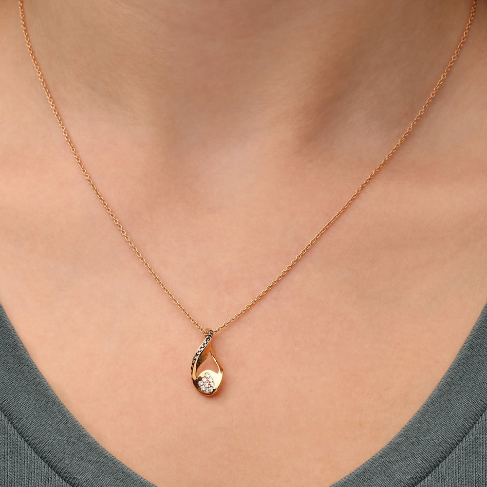 Pingente em Ouro Rose 18k com Diamantes Negros e Diamantes Brancos