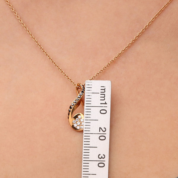Pingente em Ouro Rose 18k com Diamantes Negros e Diamantes Brancos