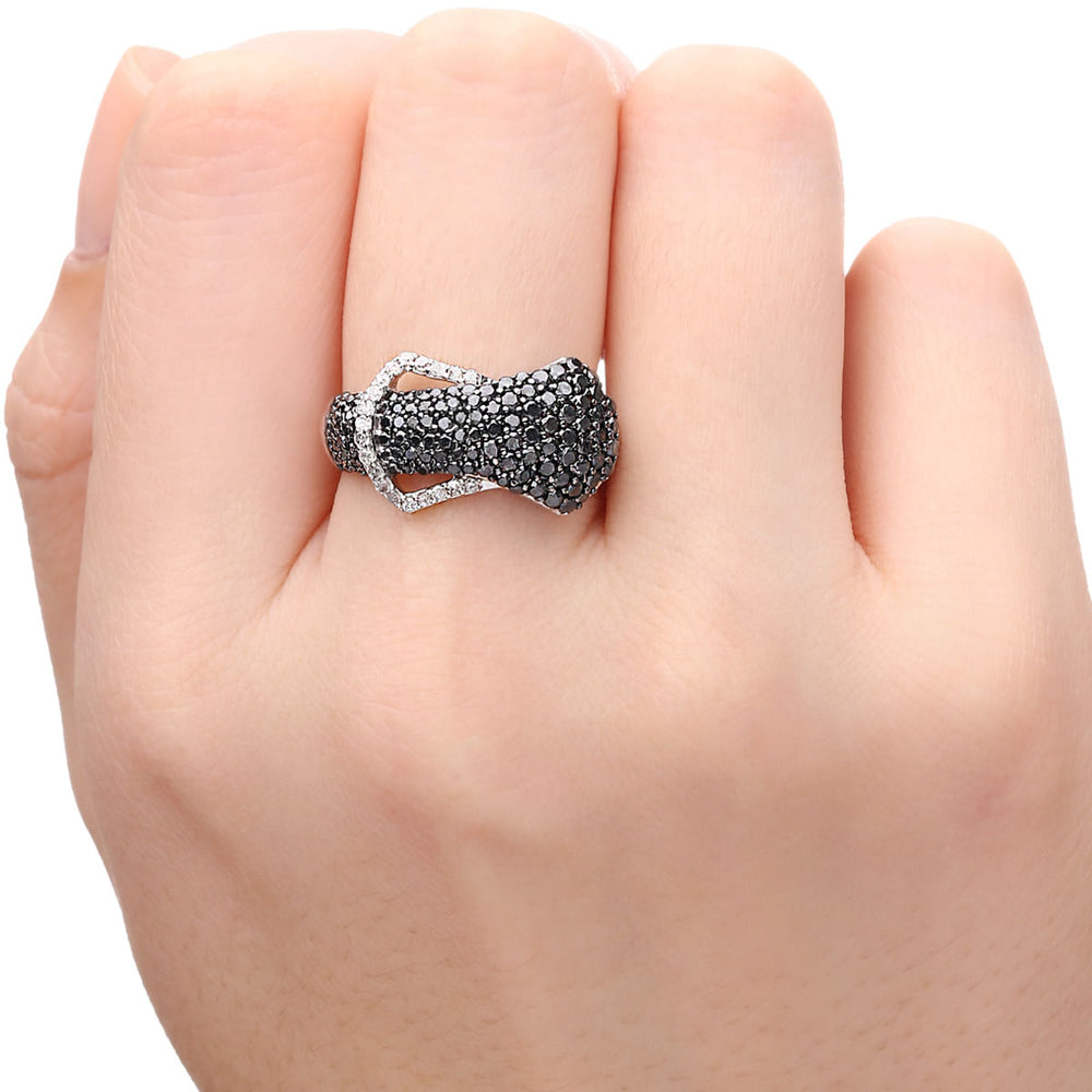 126948 - Anel em Ouro Branco 18 k  com Diamantes Negros e Brancos Aprox. 1,90 cts