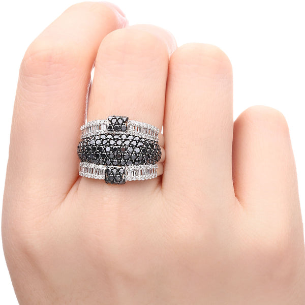 126951-Anel em Ouro Branco de Diamantes Negros e Brancos