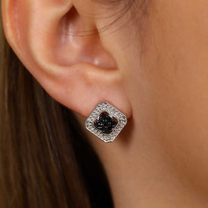 Par de Brinco em Prata 925 Losango com Diamantes Negros e Brancos