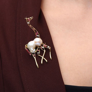 Broche pingente Girafa em Ouro Amarelo com Madrepérola, Rubis e Diamantes
