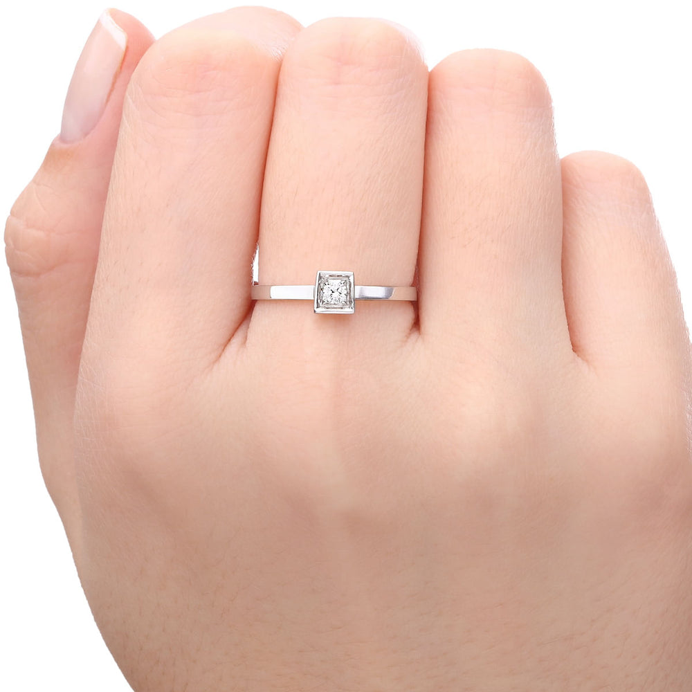 135021-Anel em Ouro Branco Quadrado com Diamantes VS