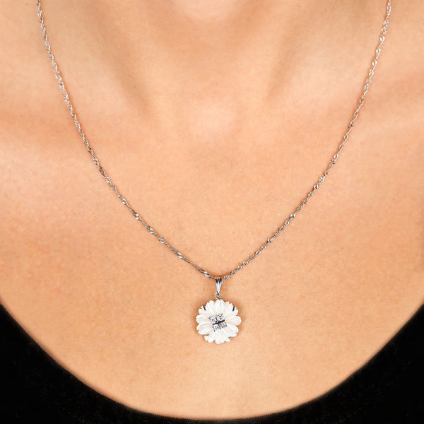 Pingente em Ouro Branco 18k com Madrepérola e Diamantes