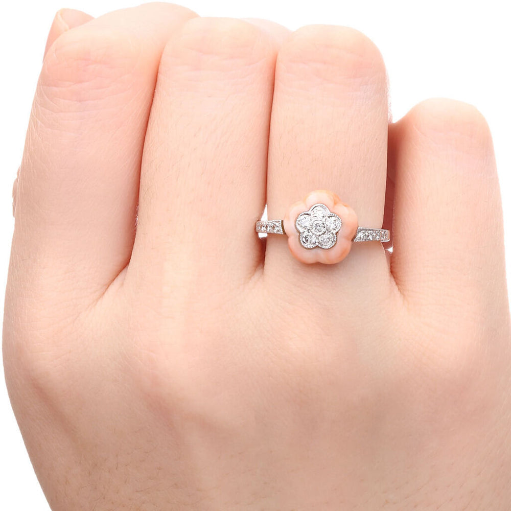 Anel em Ouro Branco 18k Flor com Coral e Diamantes