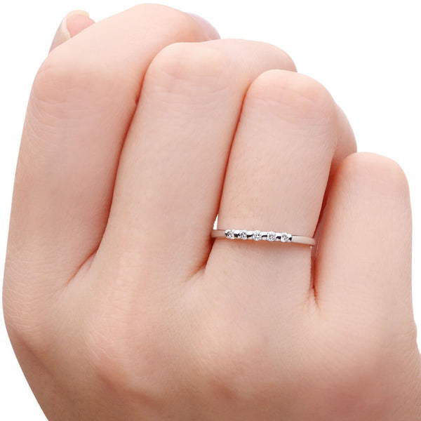 Meia Aliança  em Ouro Branco 18k com Diamantes