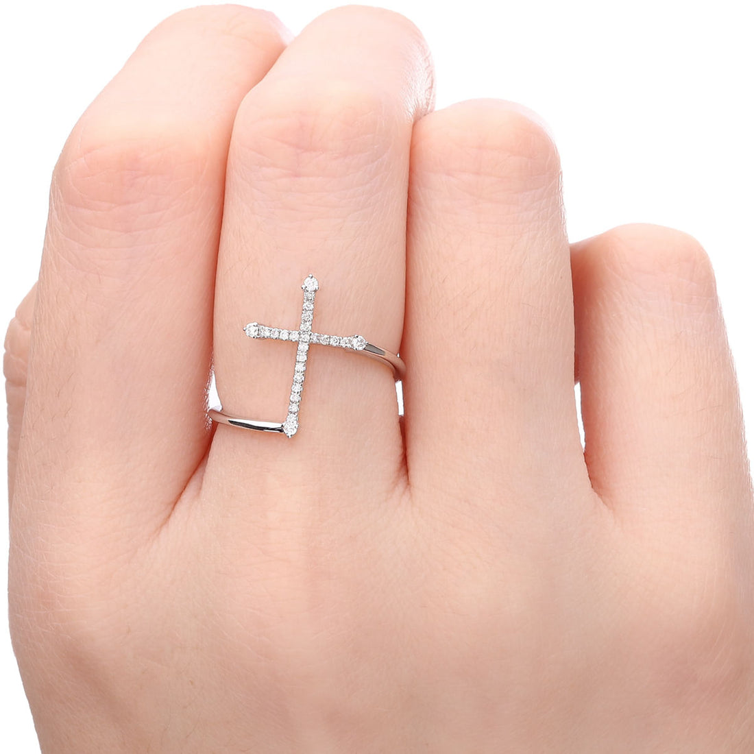 Anel em Ouro Branco 18k Cruz com Diamantes Aprox. 11 pts