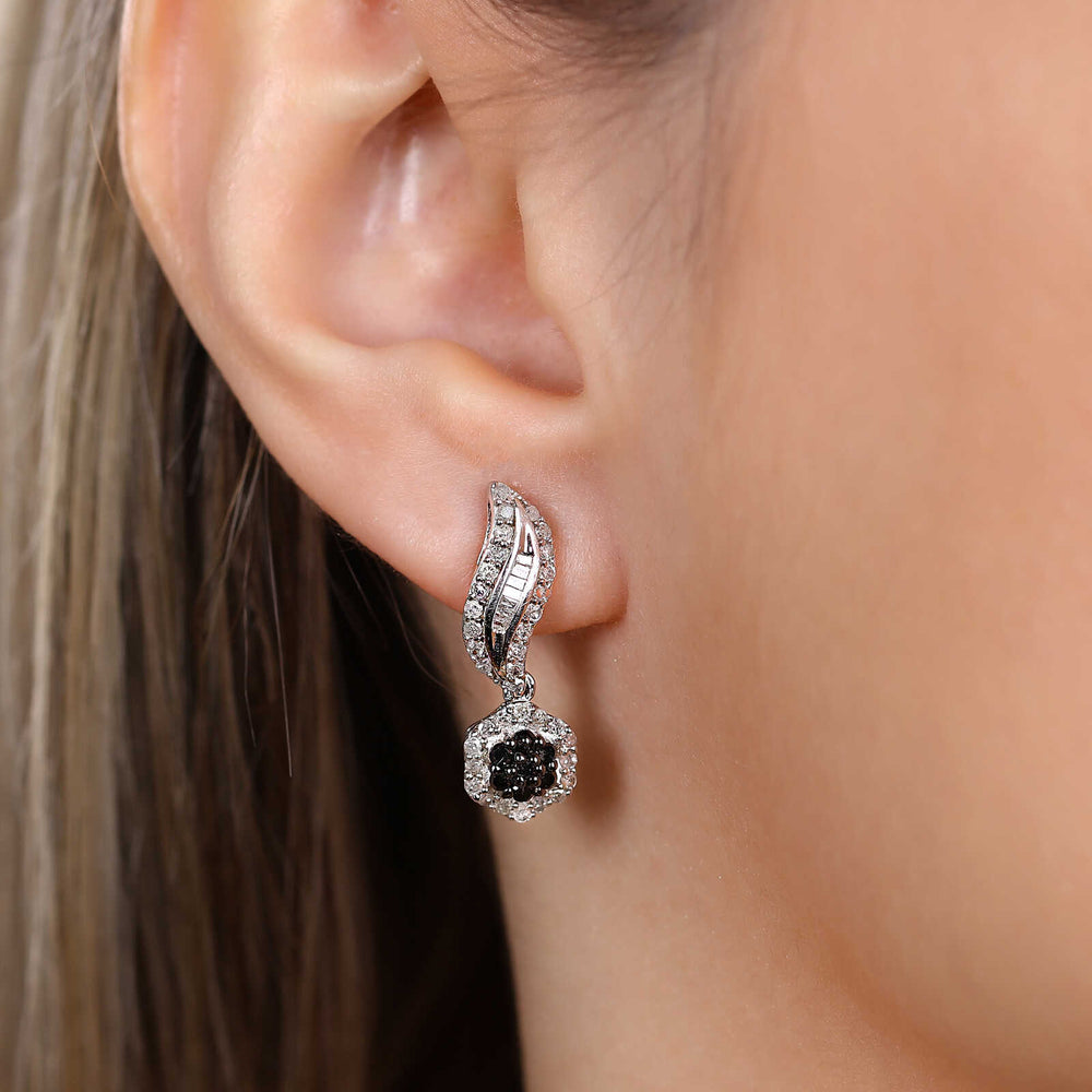 Par de Brinco em Prata 925 Flor com Diamantes Negros e Brancos